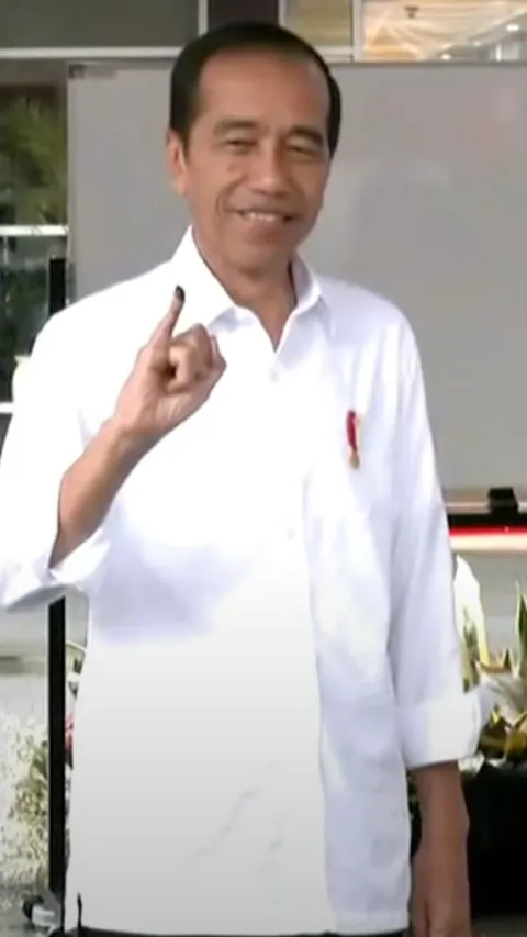 Ditemani Iriana, Jokowi Nyoblos Pemilu 2024 di TPS 10 Gambir