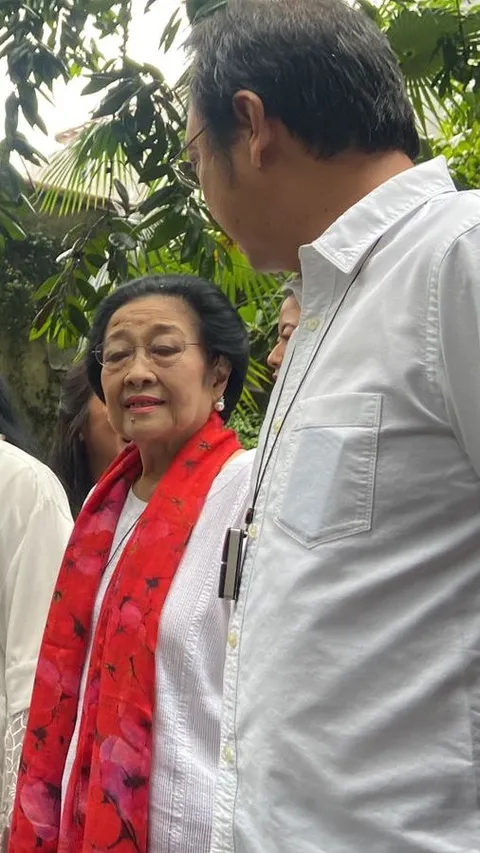 Momen Megawati Berselendang Merah Jalan Kaki Bareng Puan Maharani ke TPS Kebagusan