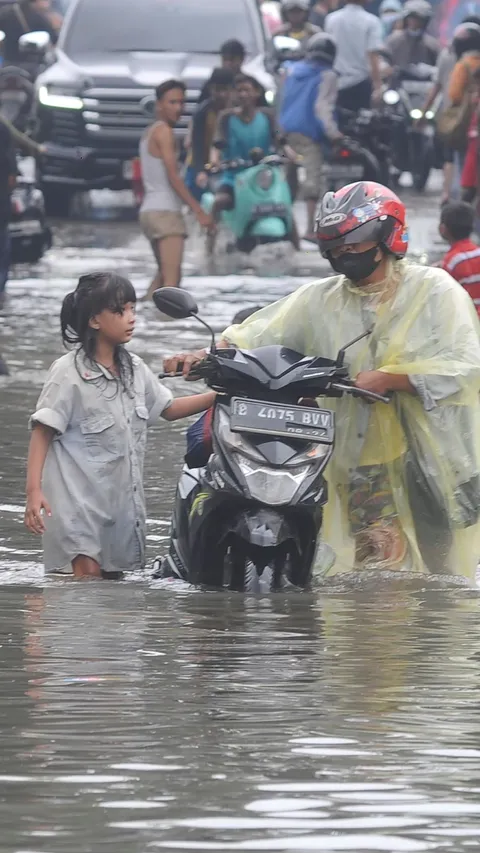 FOTO: Banjir Genangi Kawasan Jalan Daan Mogot, Sejumlah Kendaraan Roda Dua Mogok