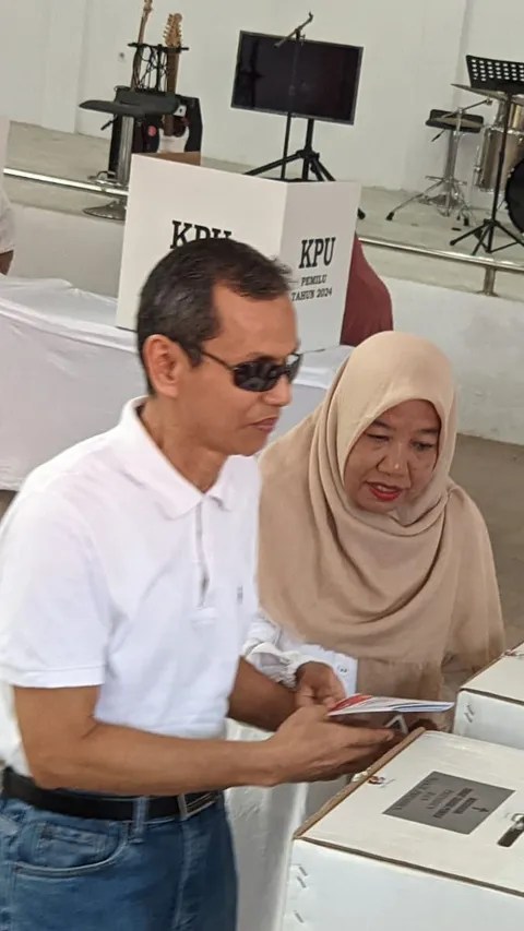 Antusiasme Disabilitas di Makassar Gunakan Hak Pilih, Sediakan Surat Suara Braile & Bilik Khusus