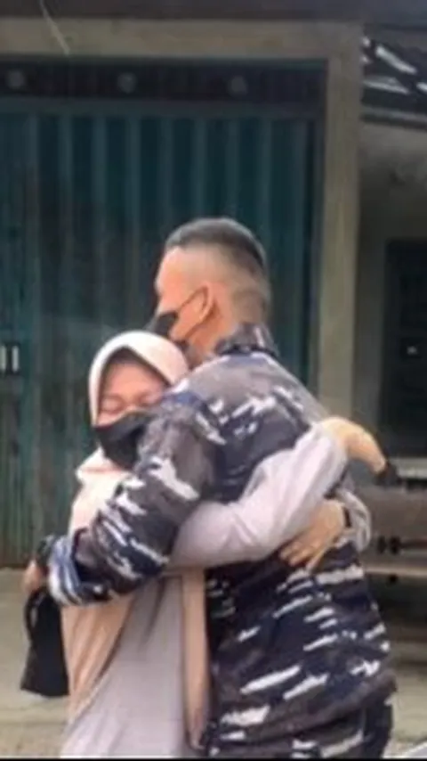 Diurus dari Kecil, Kakak Perempuan Ini Bahagia Sang Adik Pulang Pakai Seragam Loreng TNI AL