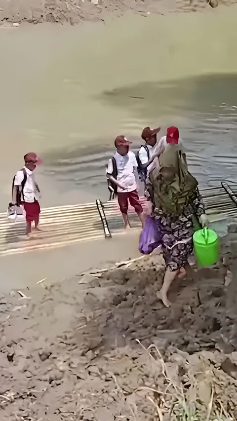 Kisah Pilu Siswa SD di Serang, Demi Sekolah Bertaruh Nyawa Sebrangi Sungai Besar dengan Rakit hingga Harus Berenang