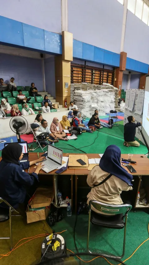 FOTO: Mengintip Kesibukan Petugas saat Rekapitulasi Surat Suara Pemilu 2024 se-Kecamatan Senen di GOR