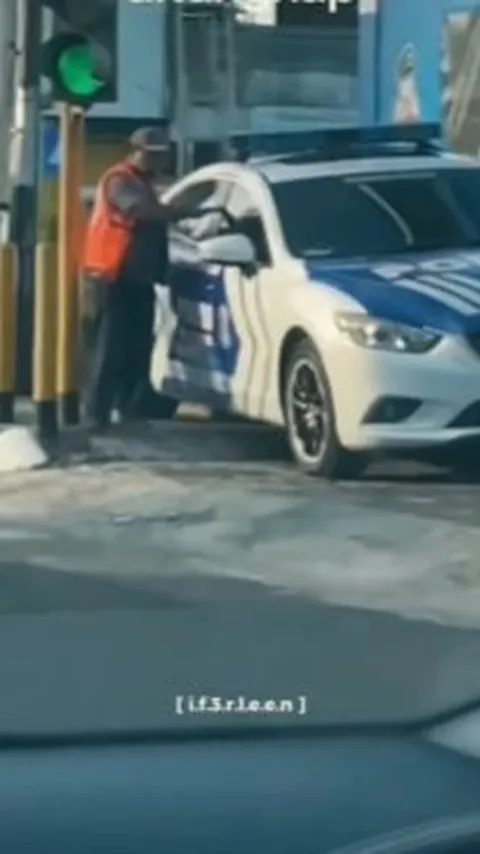 Pria Berompi Tukang Parkir Keluar dari Mobil Polisi, Netizen 