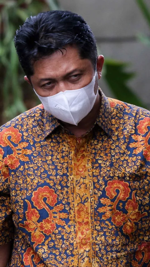 FOTO: Ekspresi Kepala BPPD Sidoarjo Ari Suryono Jalani Pemeriksaan KPK Sebagai Saksi Dugaan Korupsi Dana Insentif ASN di BPPD Sidoarjo