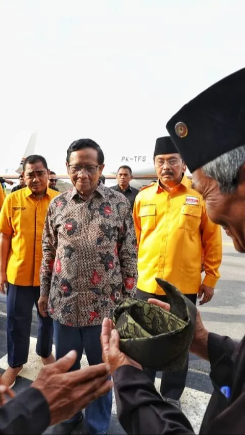 Disematkan Tanjak, Mahfud MD Diterima jadi Keluarga Besar Masyarakat Adat Melayu Kepri