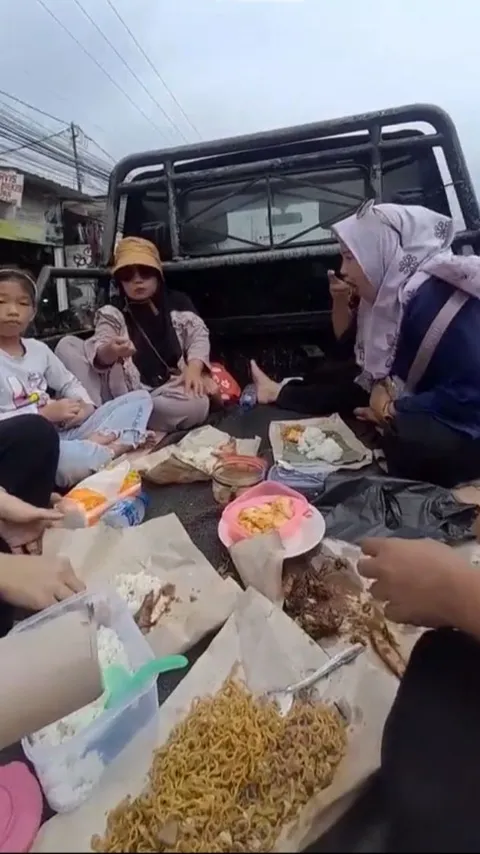 Hendak Berburu Durian, Aksi Rombongan Emak-Emak Asyik Makan di Atas Mobil Bak Terbuka yang Berjalan Ini Bikin Heran
