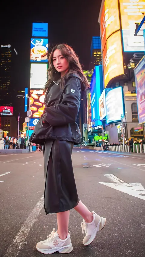 Potret Cantik Natasha Wilona saat Jalan-jalan di Times Square New York, Penampilannya Disebut Berkelas
