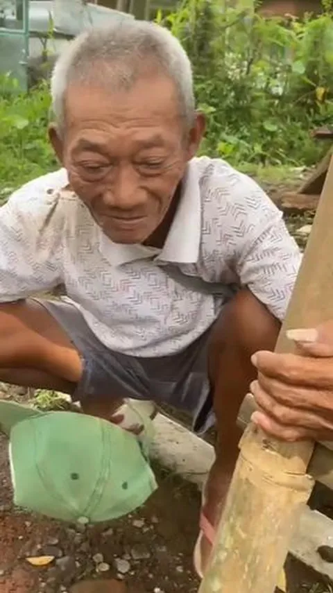 Kisah Pilu Kakek Penjual Tangga Bambu Keliling, Jualan Sudah Satu Bulan Tapi Belum Laku