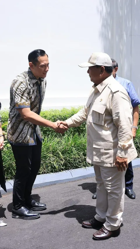 Senyum AHY Dan Moeldoko Saat Bersalaman Jelang Sidang Kabinet