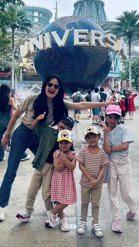 Potret Cantik Donna Harun Boyong Anak, Mantu & Cucu ke Singapura, Netizen 
