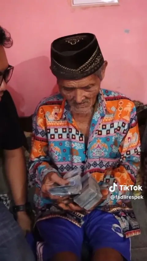 Momen Kakek Sugiyono Penjual Sapu Lidi Viral saat Dapat Bantuan, Bikin Haru
