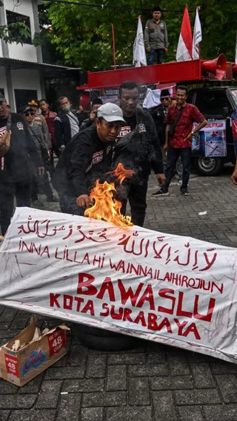 FOTO: Protes Kecurangan Pemilu 2024, Pengunjuk Rasa Bakar Keranda di Gedung Bawaslu Surabaya