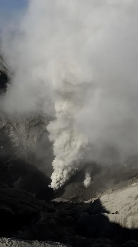 Alami Erupsi dan Semburkan Abu Vulkanik, Ini Fakta Gunung Dukono di Maluku Utara