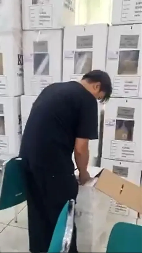 Petugas KPPS Buka Kotak Suara Tersegel, Sejumlah TPS di Tangerang Selatan Gelar Pencoblosan Ulang