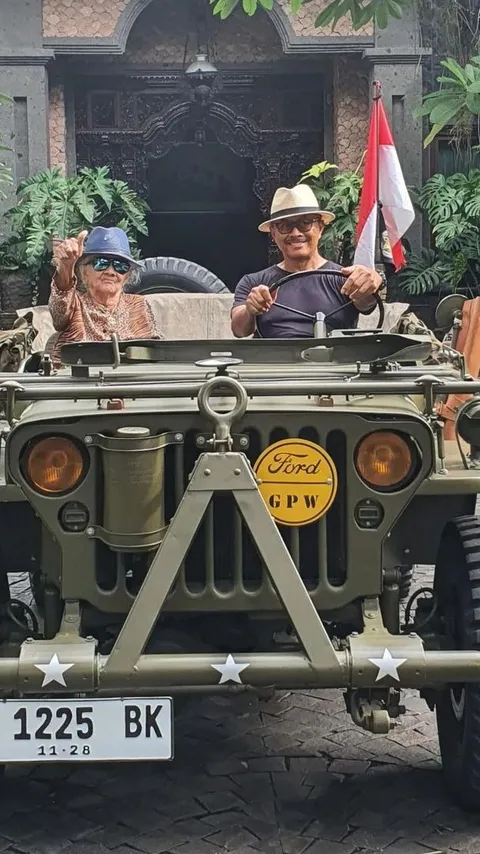 Potret Jenderal Senior Peraih Adhi Makayasa Ajak Sang Ibu Jalan-Jalan Pakai Jeep, Bahagia Ibunya Pulih Usai 2 Bulan Sakit
