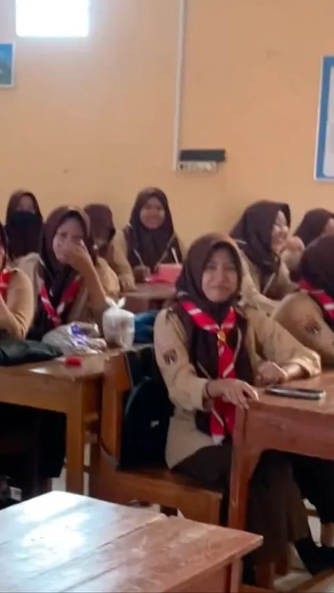 Gurunya Bisa Jalan Lagi Tanpa Tongkat, Reaksi Haru Para Siswa Ini Viral Curi Perhatian