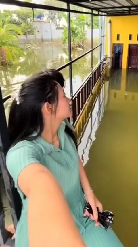 Wanita Ini Perlihatkan Isi Mobil & Rumah Usai Kebanjiran, 