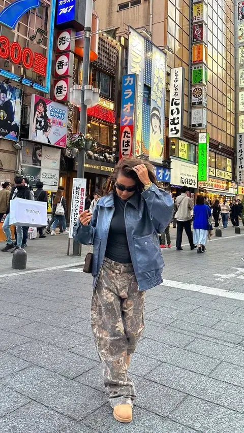 7 Foto Gaya Hot Mama Jennifer Coppen Saat Liburan Bareng Suami & Baby ke Jepang
