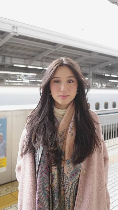 7 Potret Yasmine Napper Liburan di Jepang, Paras Secantik Barbie & Outfit Selalu Stunning