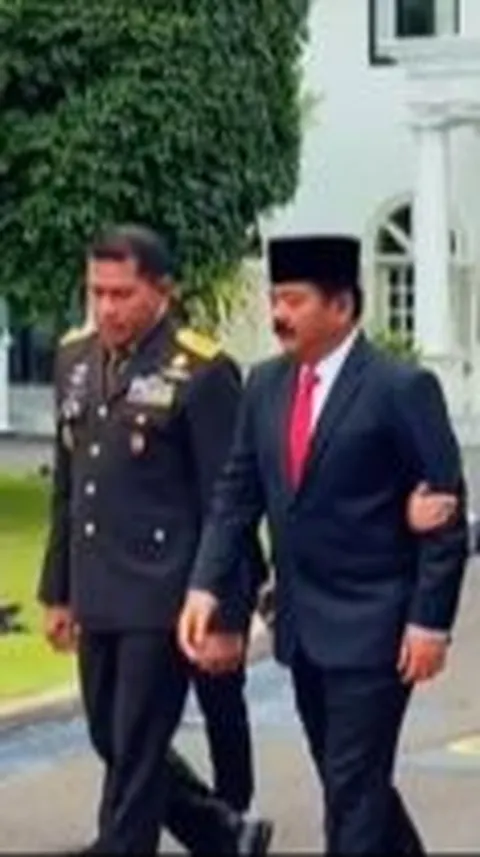 Momen Eks Panglima Didampingi Jenderal TNI Peraih Adhi Makayasa, Gagah Melangkah ke Istana
