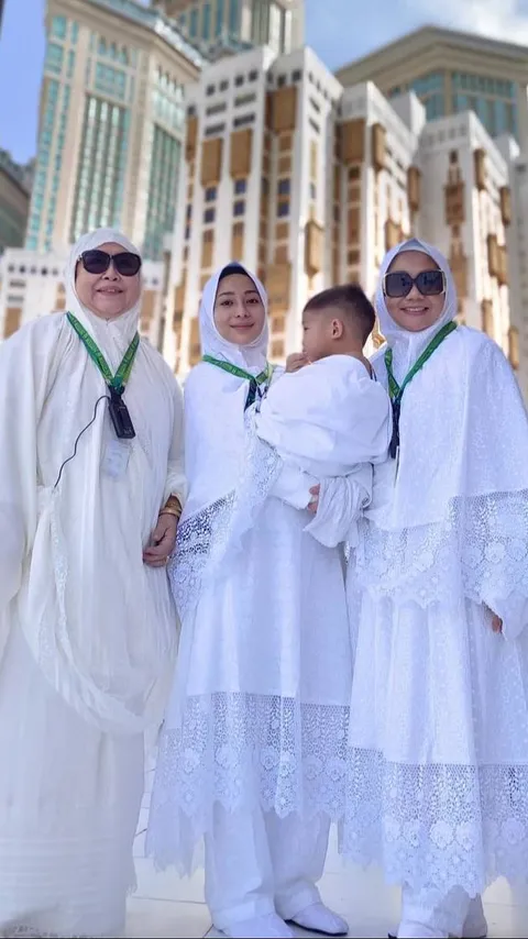 Berangkat Umroh Bersama Suami dan Keluarga Usai keguguran Anak Kedua, Intip Potret Nikita Willy yang Cantik dan Meneduhkan