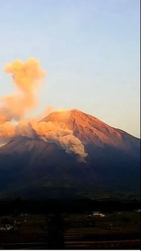 Gunung Semeru Erupsi Jumat Pagi, Statusnya Kini Siaga