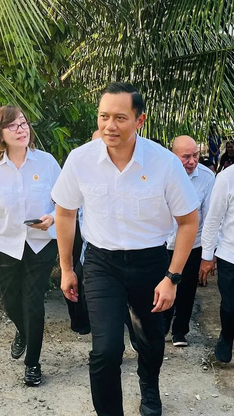 FOTO: Gaya AHY Langsung Blusukan dan Bagi-Bagi Sertifikat Tanah Usai Dilantik Jokowi Jadi Menteri ATR