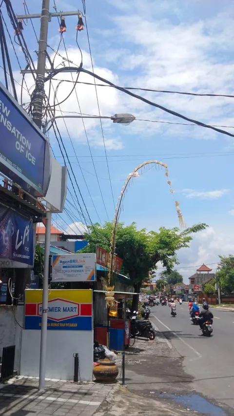 Jelang Perayaan Hari Raya Galungan, PLN Imbau Masyarakat Perhatikan Jarak Aman Pasang Penjor