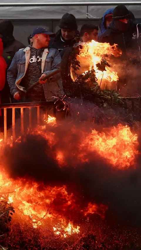 FOTO: Demo Petani Eropa Ricuh, Aksi Bakar Ban hingga Sebar Jerami ke Jalanan Bikin Kota Brussel Mencekam