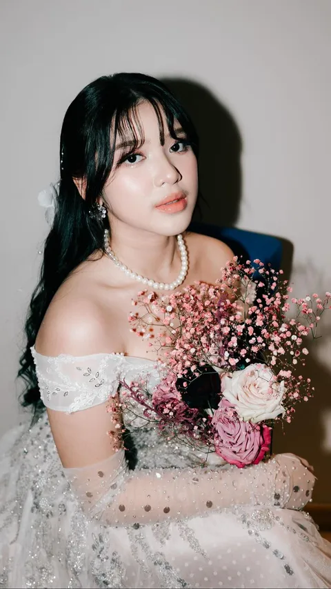Potret Cantik Tiara Andini Kenakan Gaun Putih saat Tampil di Acara Pernikahan, Penampilannya Bak Pengantin