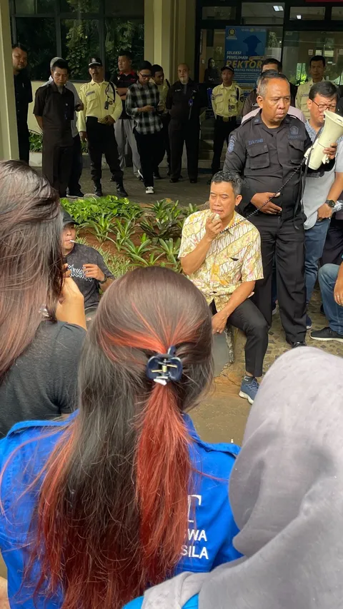 Mahasiswa Geruduk Gedung Rektorat Minta Rektor Universitas Pancasila Dicopot Terkait
