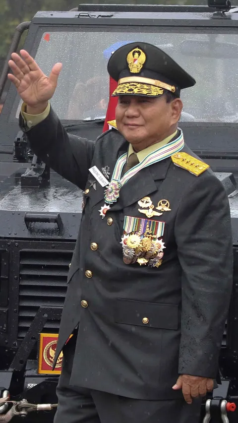 FOTO: Momen Senyum Tipis Prabowo Kembali Berseragam TNI dengan Bintang 4 dan Sederet Tanda Kehormatan