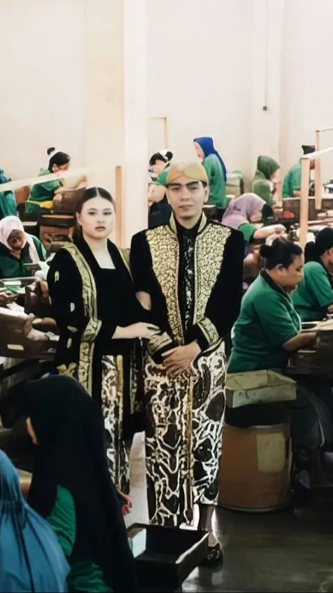 Pasangan Ini Jalani Prewedding Anti Mainstream di Pabrik Kretek, Begini Hasilnya yang Bikin Kagum