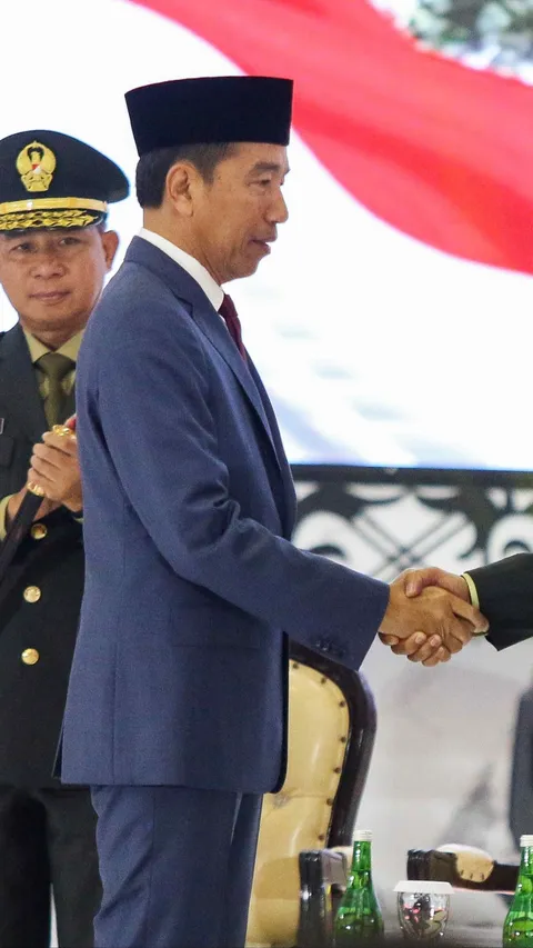 VIDEO: Ekspresi Tertawa Jokowi Respons Transaksi Politik dengan Bintang Empat Prabowo