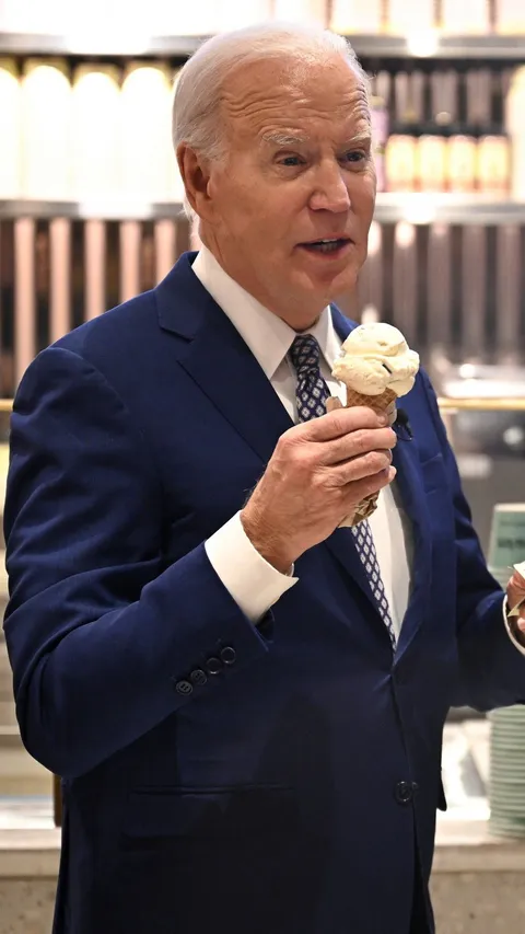 FOTO: Ekspresi Joe Biden Ketika Berharap Gencatan Senjata di Gaza Sambil Asyik Makan Es Krim