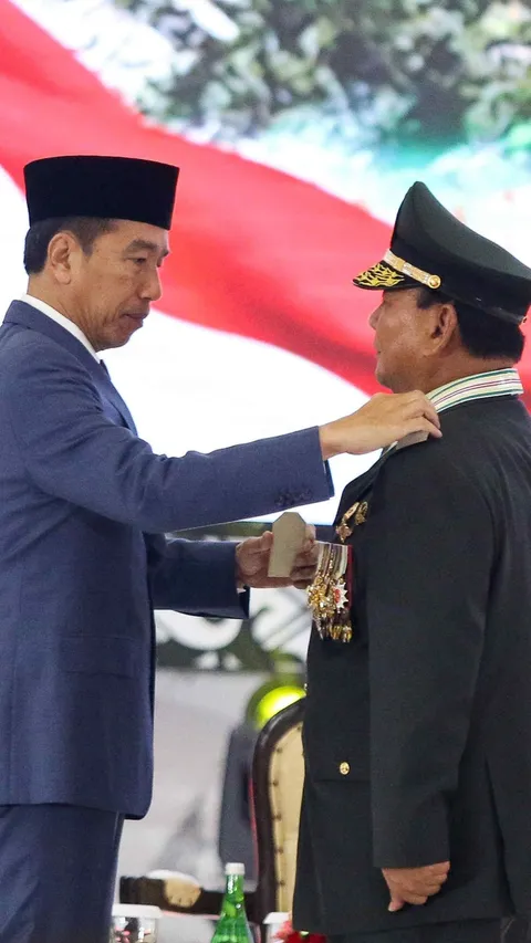 VIDEO: Reaksi Bangga Prabowo Sambil Pegang Bintang Empat di Pundak "Berat Ya"