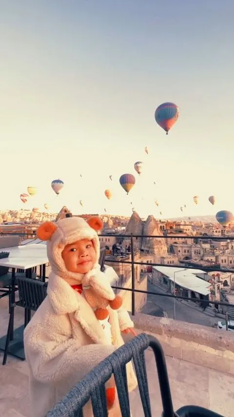 Potret Lucu Gala Sky saat Liburan di Turki, Kenakan Outfit Mirip Teddy Bear Gemesin Banget!