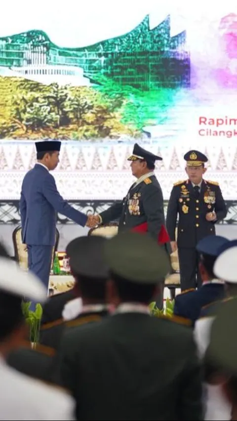Momen Jokowi Beri Bintang Empat TNI, Berulang Kali Tepuk Pundak Prabowo
