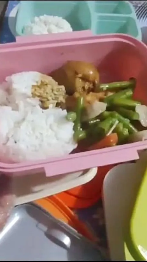 Reaksi Murid SMP Usai Dapat Makan Siang Gratis: Menunya Nasi, Tempe, Siomay Telur