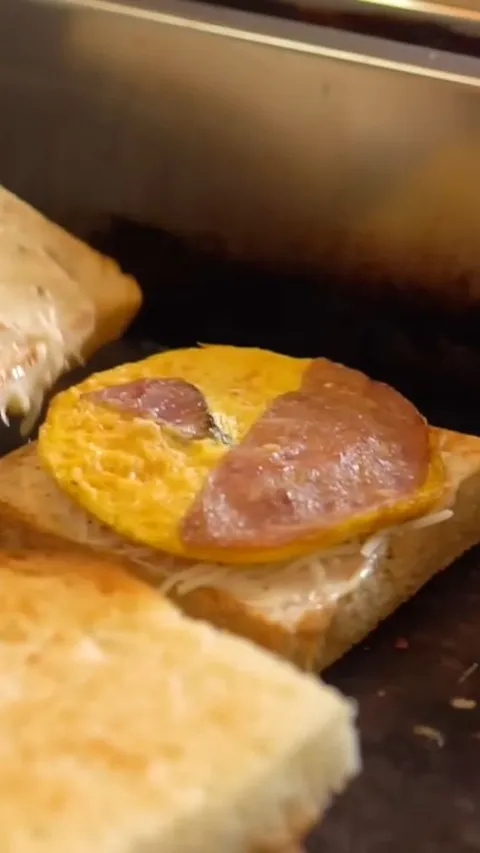 Mencicipi Roti Bakar Legendaris di Bandung Sejak 1958, Ada Rasa Asin yang Laris Manis