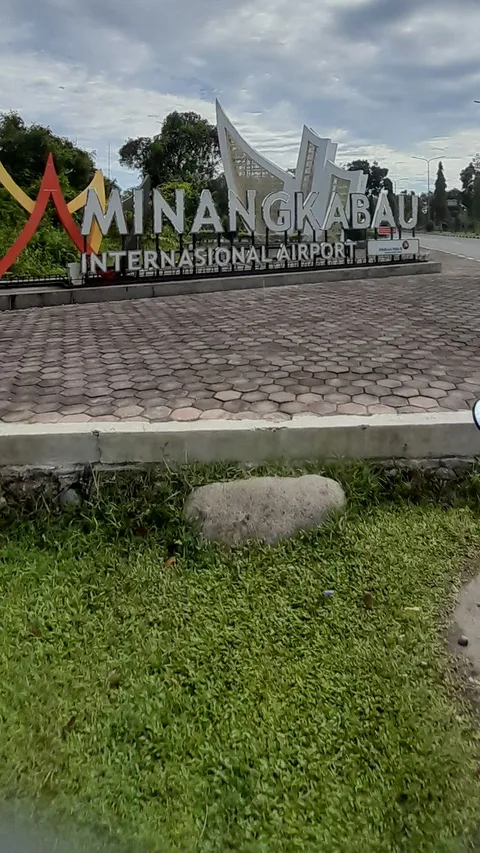Abu Vulkanik Gunung Marapi Ganggu Penerbangan, Bandara Minangkabau Ditutup