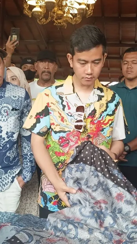 VIDEO: Ekspresi Datar Gibran Tanggapi Gugatan Almas Tsaqibbirru ke PN Surakarta