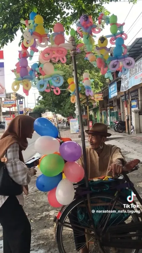 Kisah Haru Mbah Sulaiman, Penjual Balon Keliling Berusia 75 Tahun yang Hidup Sebatang Kara