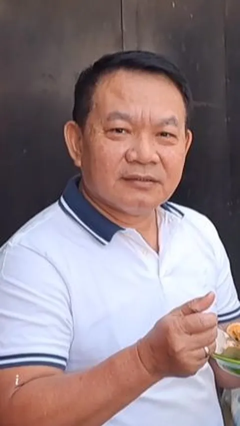 VIDEO: Bersahaja, Jenderal Dudung Lahap Makan Kupat Tahu Pinggir Jalan Kota Bandung