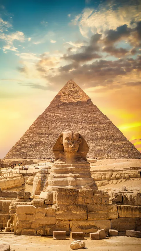 Terbang dengan Paralayang di Atas Piramida Mesir, Pria Ini Temukan Ada Tulisan di Puncaknya