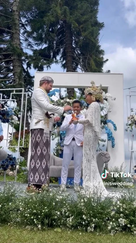 Pakai Beskap hingga Kebaya, Momen Pernikahan Wanita Sunda dengan Pria Bule Ini Curi Perhatian