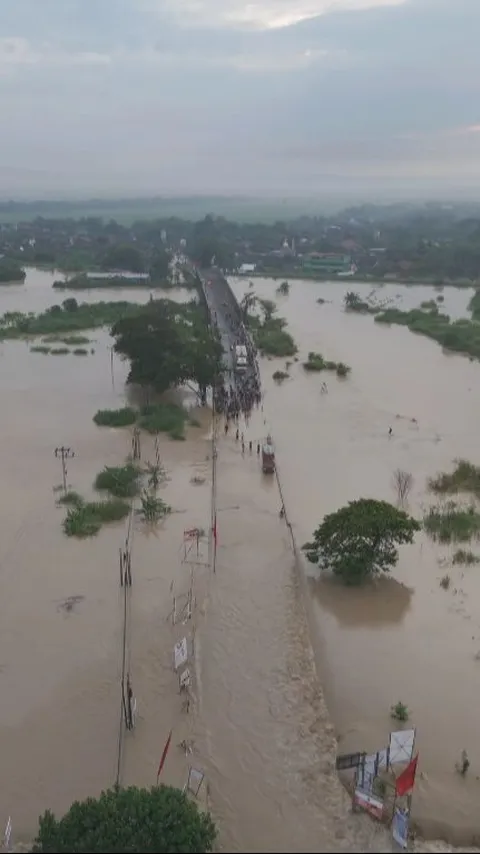 Sungai Tuntang Meluap Sebabkan Jalur Semarang - Grobogan Lumpuh Total, Ini Penampakannya