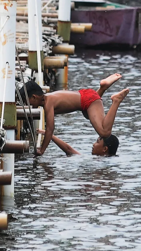 FOTO: Minim Pengetahuan akan Bahaya Membuat Anak-Anak Ini Nekat Berenang Tanpa Pengawasan Orang Tua di Area Tanggul Laut Raksasa Muara Baru