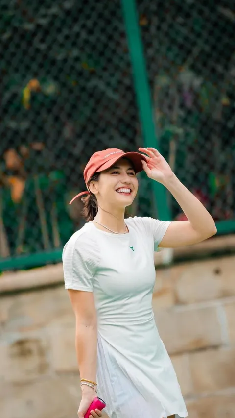 10 Gaya Pevita Pearce saat Main Tenis Bareng Rekan Seleb, Penampilannya Bikin Salfok